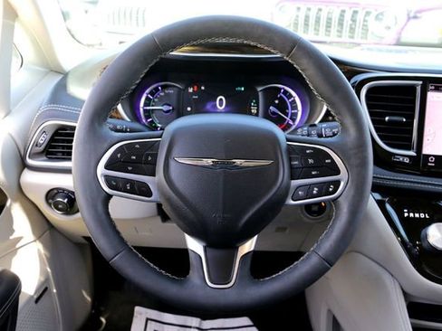 Used 2022 Chrysler Pacifica Limited w/ Uconnect Theater Family Group image 28