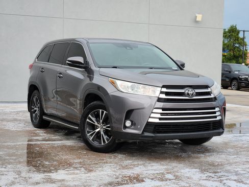 Used 2017 Toyota Highlander Plus FWD image 2