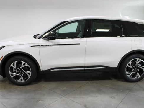 New 2026 Lincoln Nautilus Premier image 5