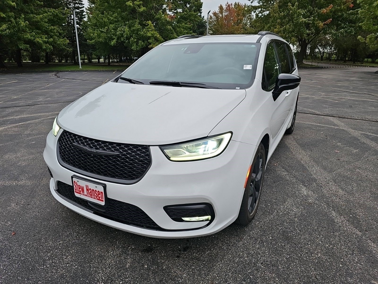 Used 2025 Chrysler Pacifica Limited FWD image 2