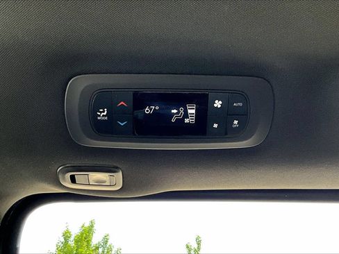 Used 2023 Chrysler Pacifica Limited w/ S Appearance Package FWD image 17