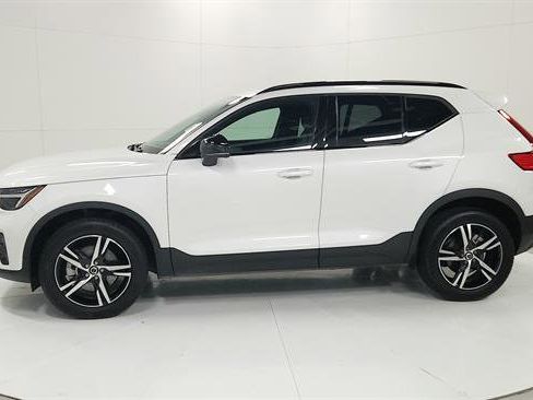 Used 2024 Volvo XC40 B5 Core image 5