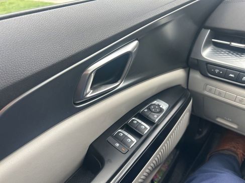 Used 2024 Kia Carnival LX image 7