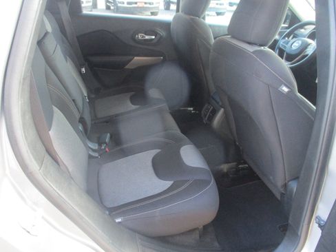 Used 2017 Jeep Cherokee Sport FWD image 9