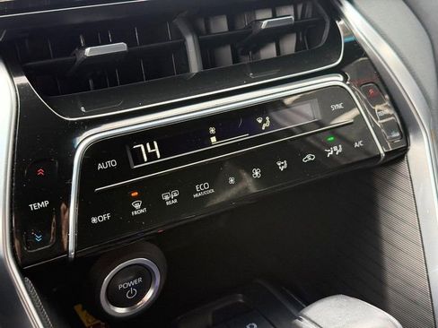 Used 2023 Toyota Venza XLE image 28