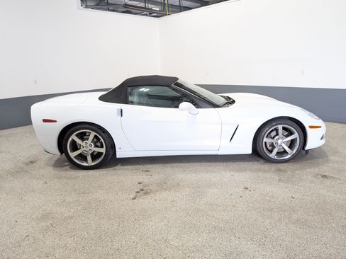 Used 2008 Chevrolet Corvette Convertible w/ Preferred Equipment Group RWD image 2