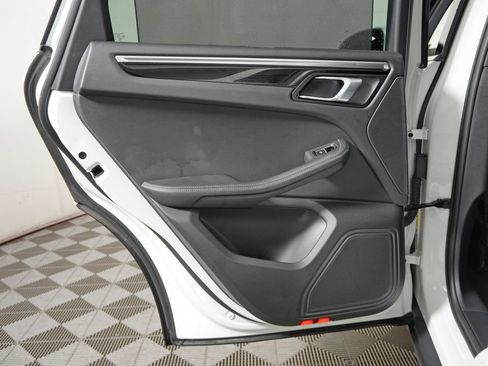 Certified 2023 Porsche Macan AWD/4WD image 36