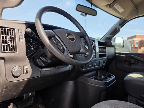 Used 2022 Chevrolet Express 3500 Extended w/ Driver Convenience Package RWD image 15