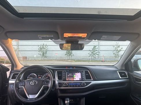 Used 2019 Toyota Highlander XLE image 6