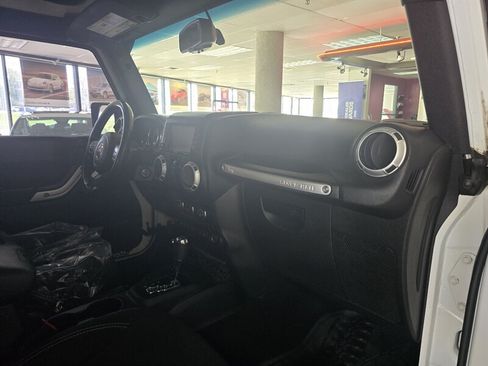 Used 2015 Jeep Wrangler Unlimited Sahara w/ Dual Top Group AWD/4WD image 13