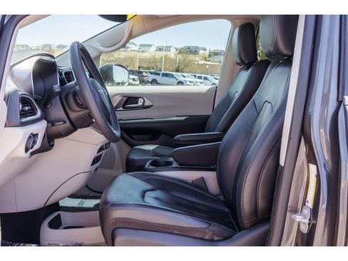 Used 2022 Chrysler Pacifica Touring-L FWD image 16