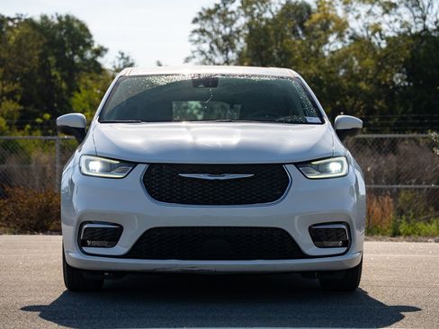 Used 2023 Chrysler Pacifica Touring-L FWD image 2