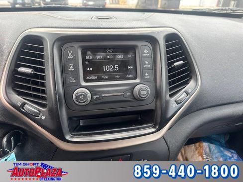 Used 2017 Jeep Cherokee Sport FWD image 11