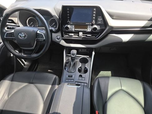 Used 2022 Toyota Highlander XLE AWD/4WD image 20