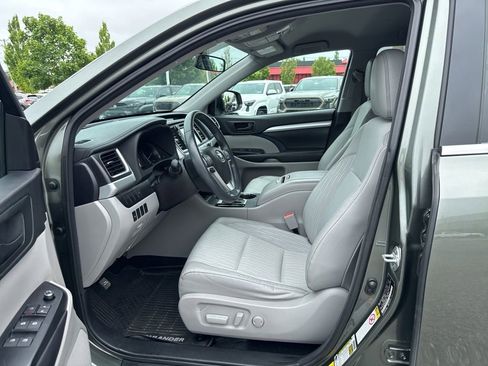 Used 2016 Toyota Highlander Plus AWD/4WD image 8