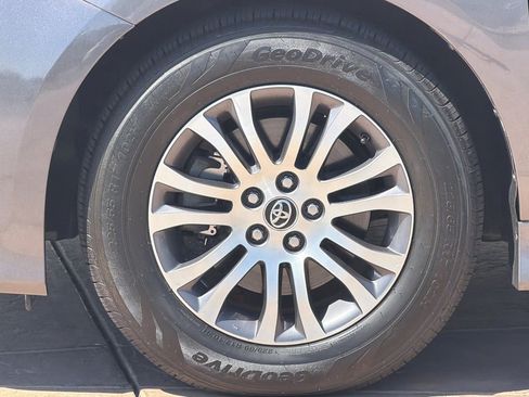 Certified 2018 Toyota Sienna XLE w/ XLE Navigation Package FWD image 34