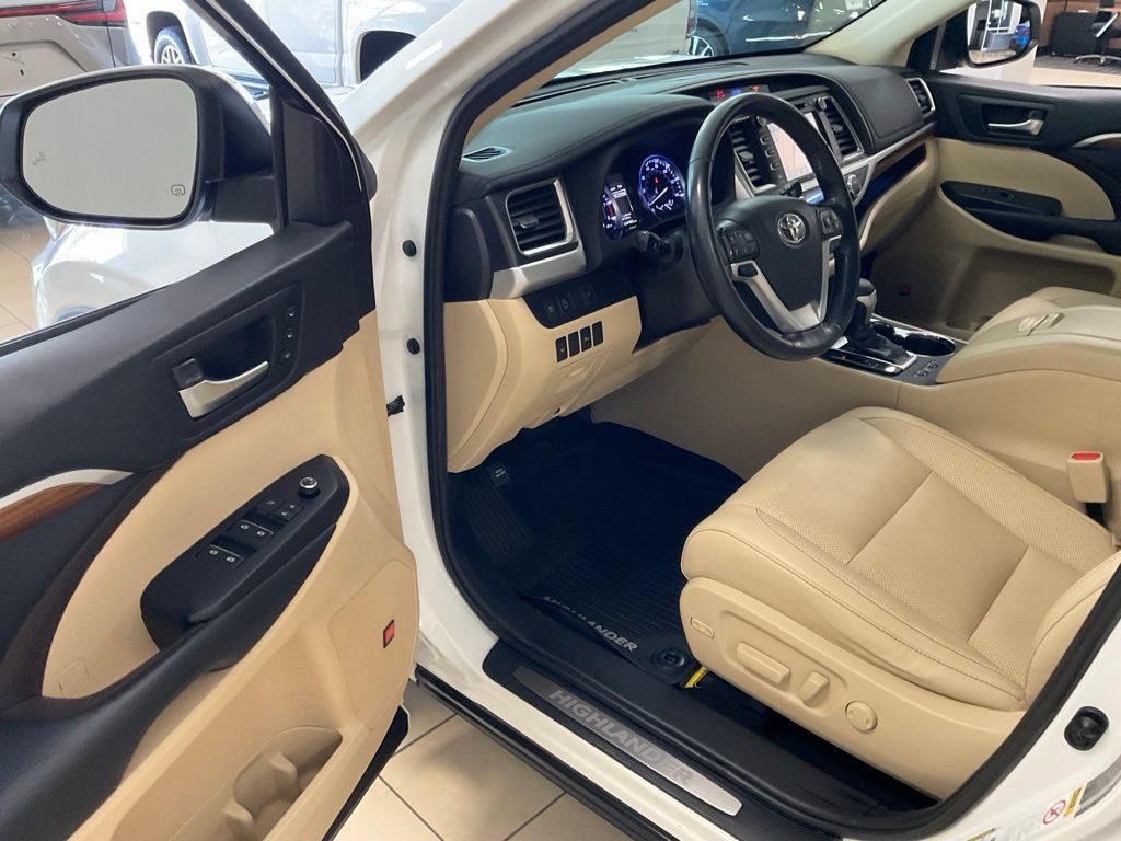 Used 2019 Toyota Highlander Limited AWD/4WD image 10