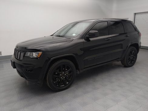 Used 2018 Jeep Grand Cherokee Altitude image 2