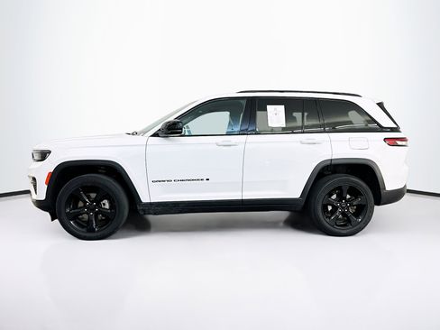 Used 2023 Jeep Grand Cherokee Altitude image 4