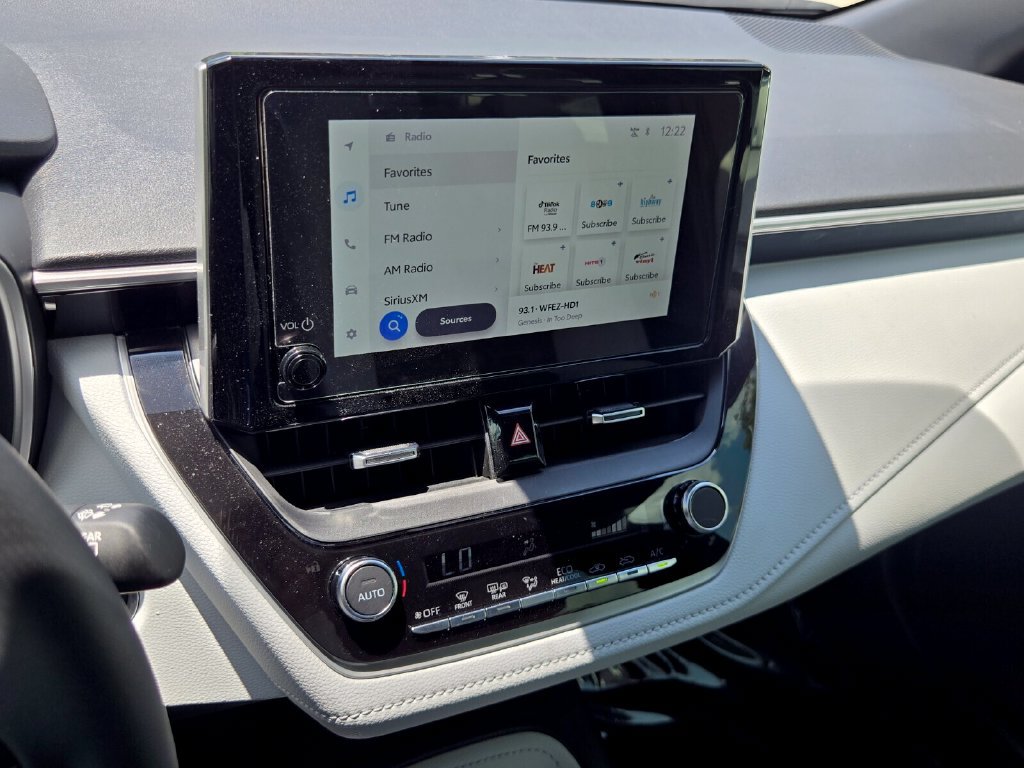 Used 2025 Toyota Corolla SE w/ SE Package FWD image 19