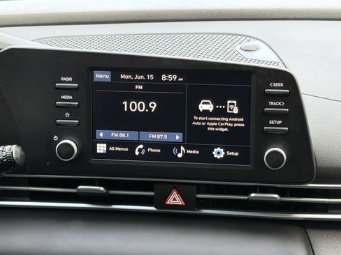 Used 2025 Hyundai Elantra SE FWD image 4