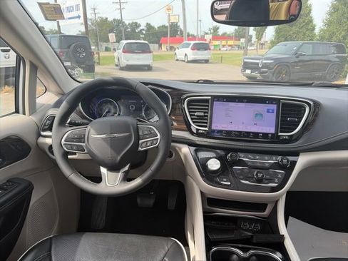 Used 2024 Chrysler Pacifica Limited w/ Trailer Tow Group FWD image 13