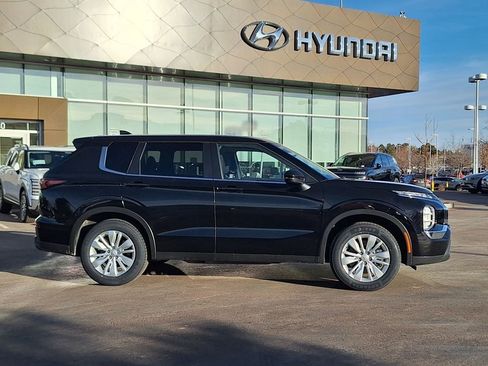 Used 2025 Mitsubishi Outlander ES image 2