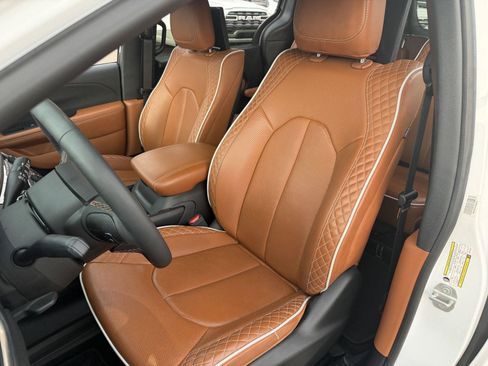 Used 2024 Chrysler Pacifica Pinnacle AWD/4WD image 17