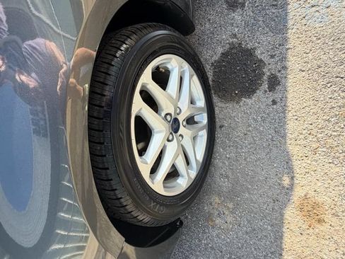 Used 2015 Ford Fusion SE FWD image 8