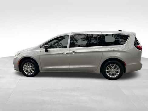 New 2026 Chrysler Pacifica Select image 3