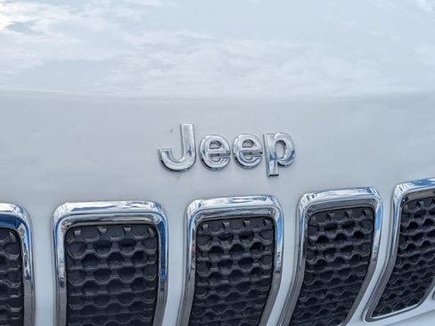 Used 2019 Jeep Cherokee Latitude Plus w/ Cold Weather Group AWD/4WD image 11
