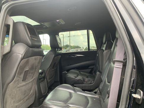 Used 2017 Cadillac Escalade Platinum AWD/4WD image 32