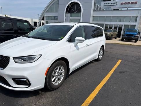 Used 2022 Chrysler Pacifica Touring-L FWD image 2