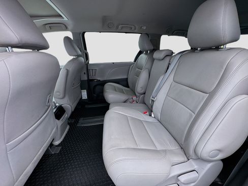 Used 2015 Toyota Sienna XLE image 16