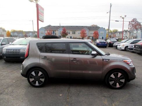 Used 2016 Kia Soul ! w/ Premium Package image 2