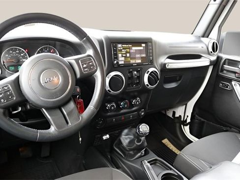 Used 2016 Jeep Wrangler Unlimited Rubicon w/ Connectivity Group image 13
