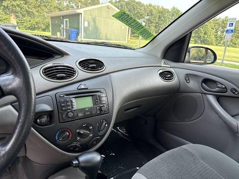 Used 2003 Ford Focus SE FWD image 12