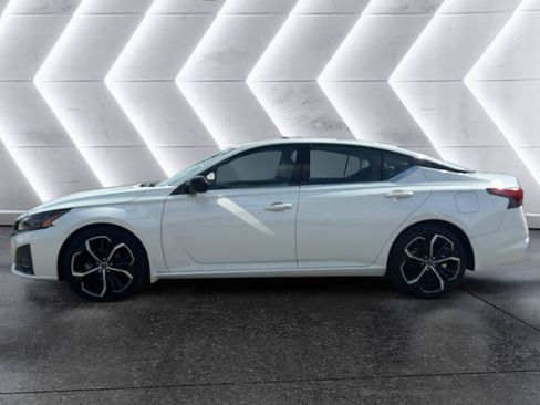 Used 2023 Nissan Altima 2.5 SR w/ SR Premium Package FWD image 4