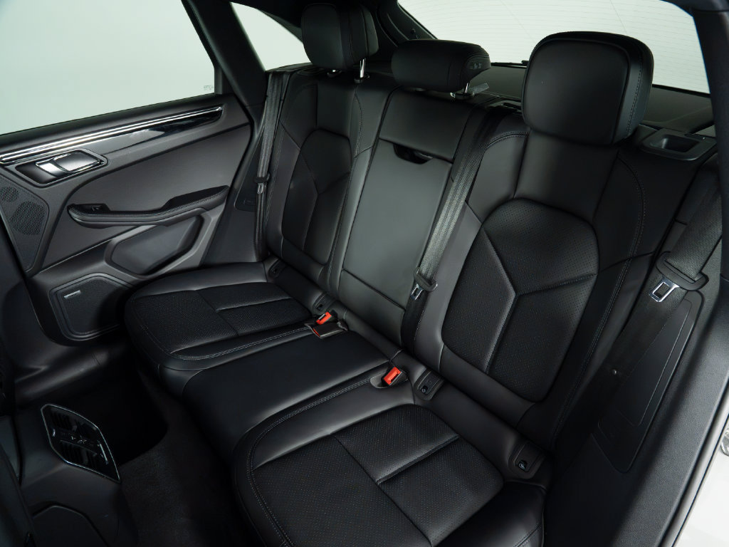 Certified 2026 Porsche Macan Turbo AWD/4WD image 46