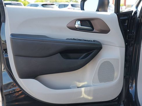 Used 2020 Chrysler Voyager L FWD image 12