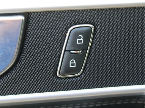 Used 2022 Ford Explorer XLT w/ Equipment Group 202A AWD/4WD image 22