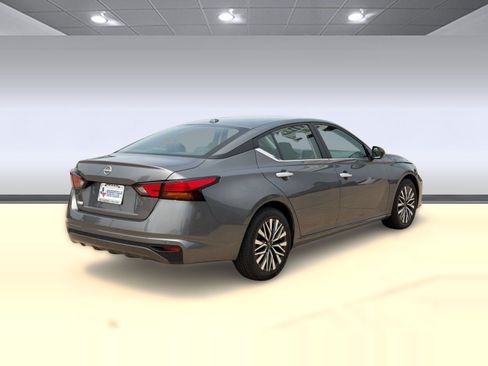 Used 2025 Nissan Altima 2.5 SV FWD image 9