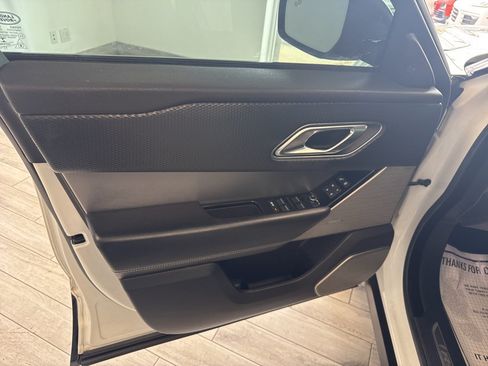 Used 2018 Land Rover Range Rover Velar R-Dynamic SE AWD/4WD image 12