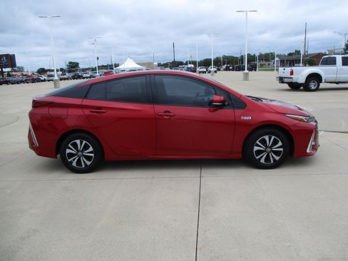 Used 2018 Toyota Prius Prime Advanced w/ Carpet Mat Package FWD image 8