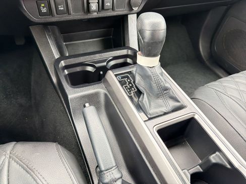 Used 2022 Toyota Tacoma SR5 w/ Technology Package RWD image 17