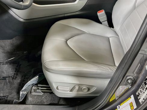 Used 2023 Toyota Highlander XLE AWD/4WD image 19