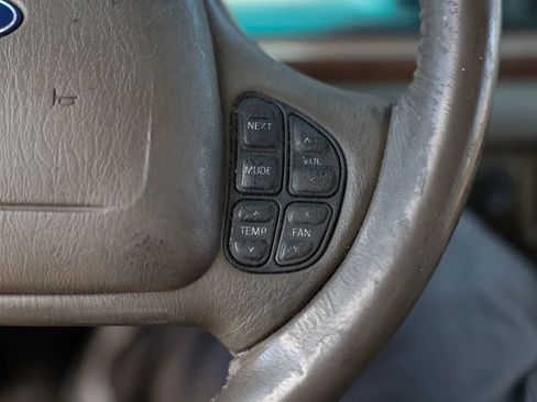 Used 2004 Ford Crown Victoria LX RWD image 25