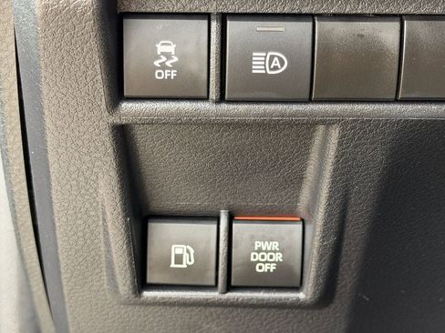 Used 2026 Toyota Sienna LE FWD image 25