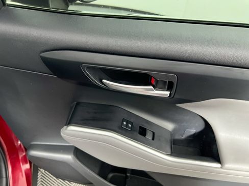 Used 2021 Toyota Highlander XLE FWD image 24