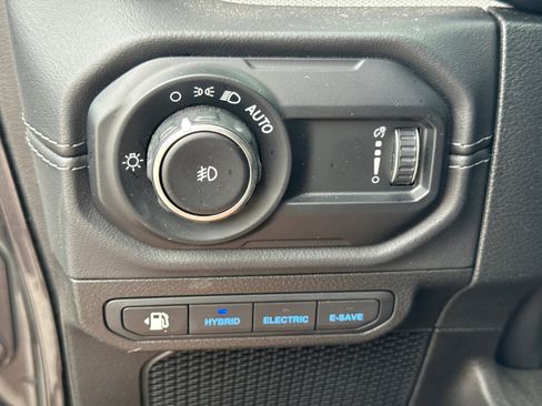 Used 2025 Jeep Wrangler Sahara image 30